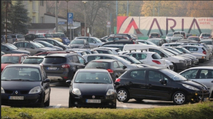 VIC DANA Ušla plavuša u salon automobila i kaže...