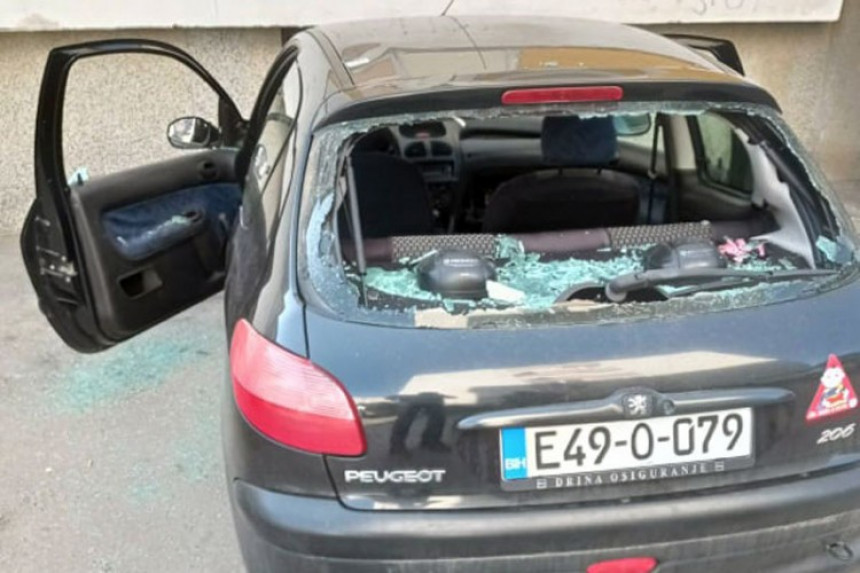 DRAMA U BANJALUCI: Sjekirom polupao auto u kojem su bile djevojke