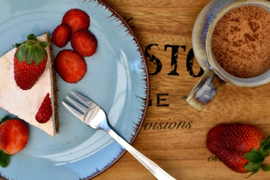 ZASLADITE VIKEND Torta sa jagodama i ananasom