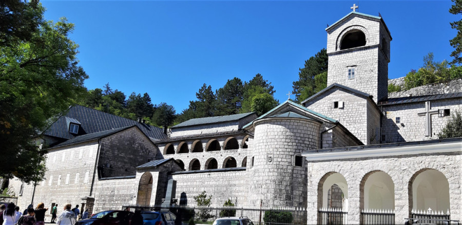 SKUPŠTINA CETINJA: Završena rasprava o manastiru, glasanje u petak