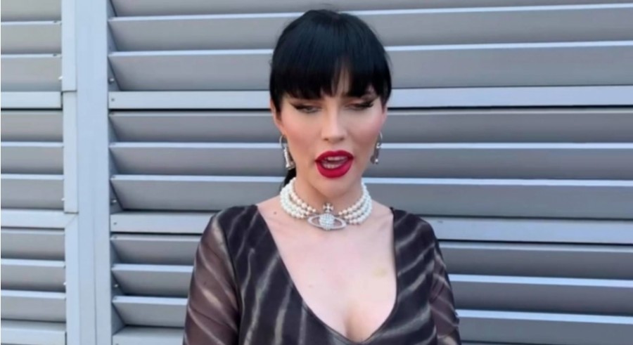 PONOVO ŠOKIRA! Isplivala skandalozna fotografija Deniz Dejm dok liže muški polni organ! (FOTO +18)
