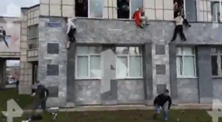 DRAMA U RUSIJI Napadač puca, ljudi iskaču kroz prozore!