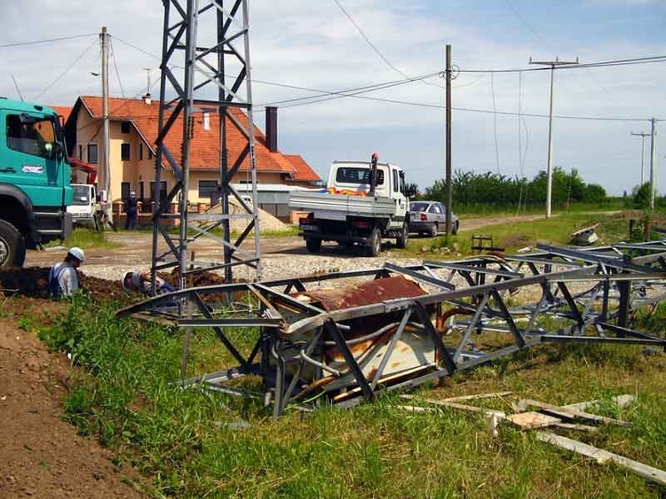 SJEČOM STABALA NA PALAMA pokidani električni vodovi