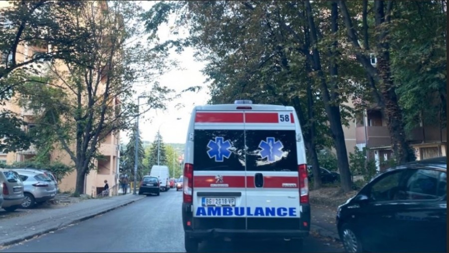 TEŠKA SAOBRAĆAJKA NA ULAZU U NIŠ Povrijeđeno 8 osoba, jedno vozilo sletjelo pored puta