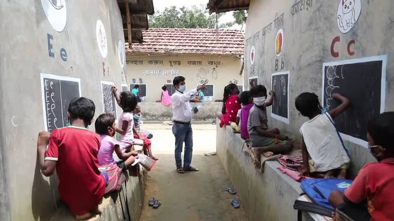 INDIA- Upoznajte učitelja koji je pretvorio ulicu u učionicu (VIDEO)