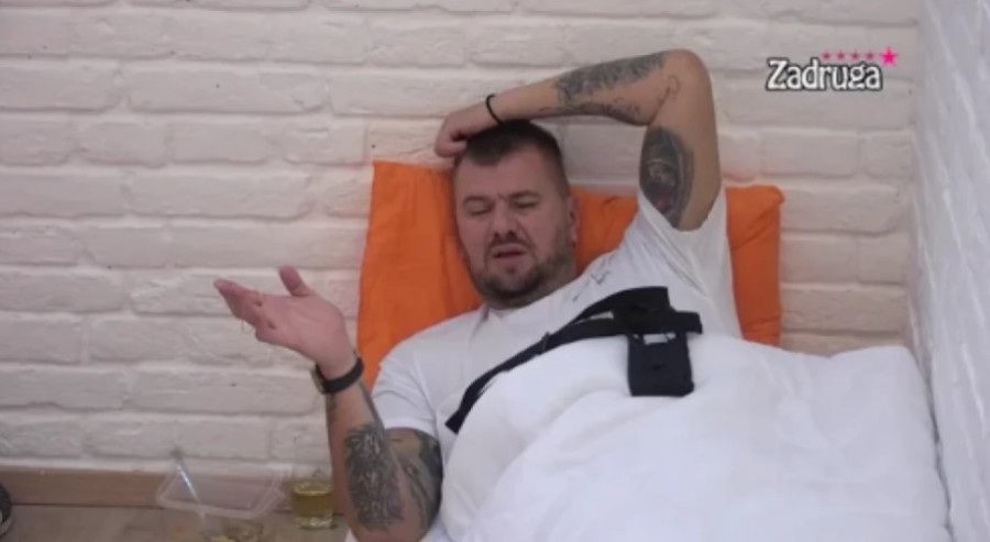 NIJE MOGLA DA MU ODOLI! Zadrugarka polugola završila kod Janjuša u krevetu, poručila mu jednu stvar i to sve naočigled ove cimerke!