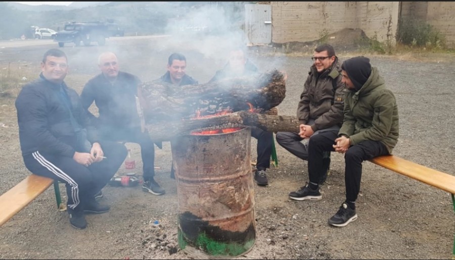 OVAKO JE JUTROS NA JARINJU Više stotina Srba noć provelo na otvorenom, snajperisti ih posmatraju kroz nišan! (VIDEO)