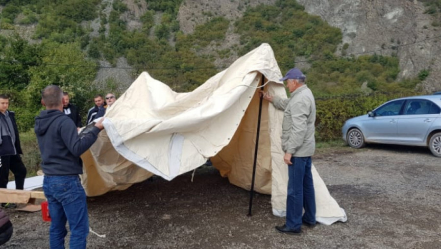 SRBI NA JARINJU NE ODUSTAJU Postavljaju šatore, a za Prištinu imaju novi zahtjev!