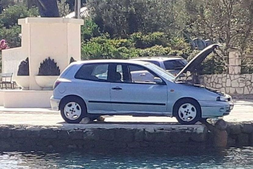 KAKO HRVAT popravlja auto na moru?