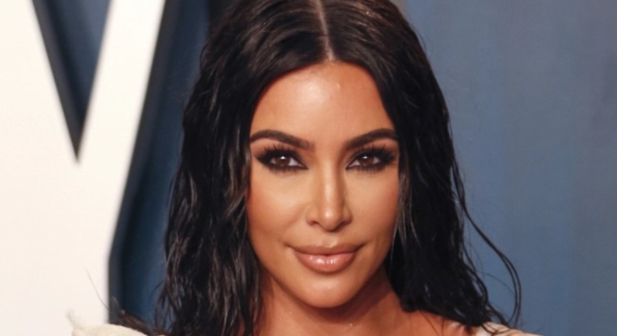 OVO JE POREMEĆENO I BOLESNO! Modna kombinacija Kim Kardašijan na Met Gali šokirala planetu, nije mogla da hoda, izvele je čak četiri osobe!