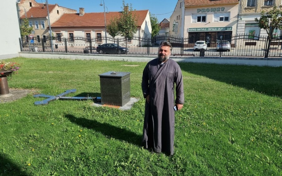 SLOMLJEN KRST Ispred pravoslavne crkve u Požegi