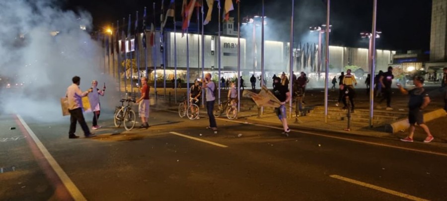 POVRIJEĐENO VIŠE POLICAJACA Policija odgovorila vodenim topovima i suzavcem