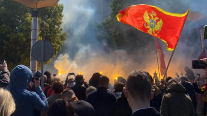 MILOVI CRNOGORCI KRENULI KUĆAMA U BEOGRAD Na granici ih sačekalo neprijatno iznenađenje - Sad kukaju: Pustite nas u Srbiju!