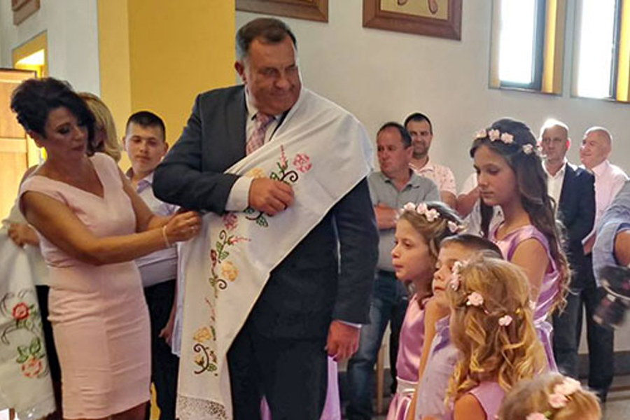 DODIK KRSTIO DEVETORO DJECE iz porodice Đurić. Ponos nije krio (FOTO/VIDEO)