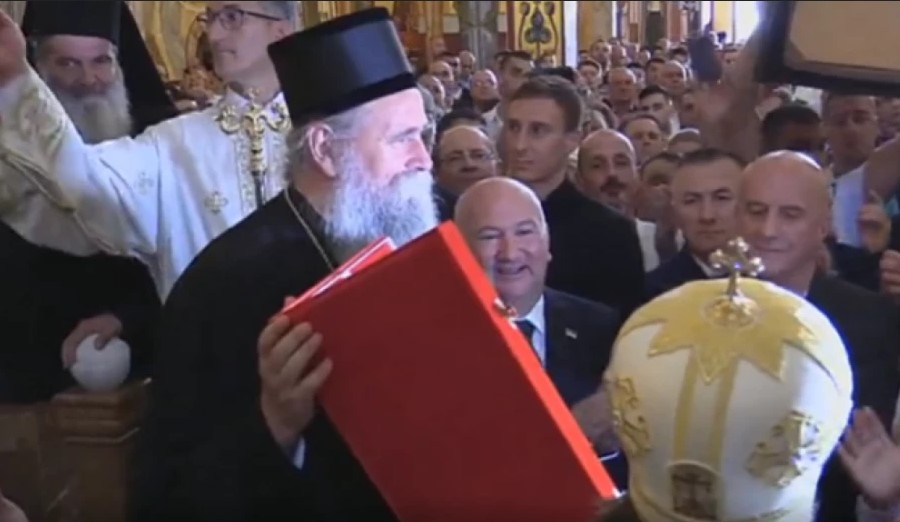 TO JE OVAJ ČOVJEK- BIOGRAFIJA MITROPOLITA JOANIKIJA Zamonašio se u 31. godini, u čin episkopa hirotonisao ga je patrijarh Pavle