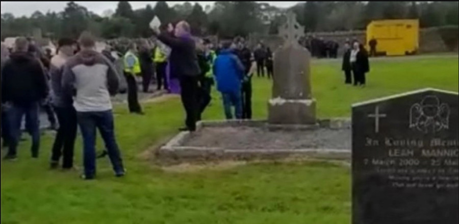 HAOS NA GROBLJU Ispao im kovčeg, pop pokušavao da zaustavi ludilo, petoro ljudi povrijeđeno (VIDEO)