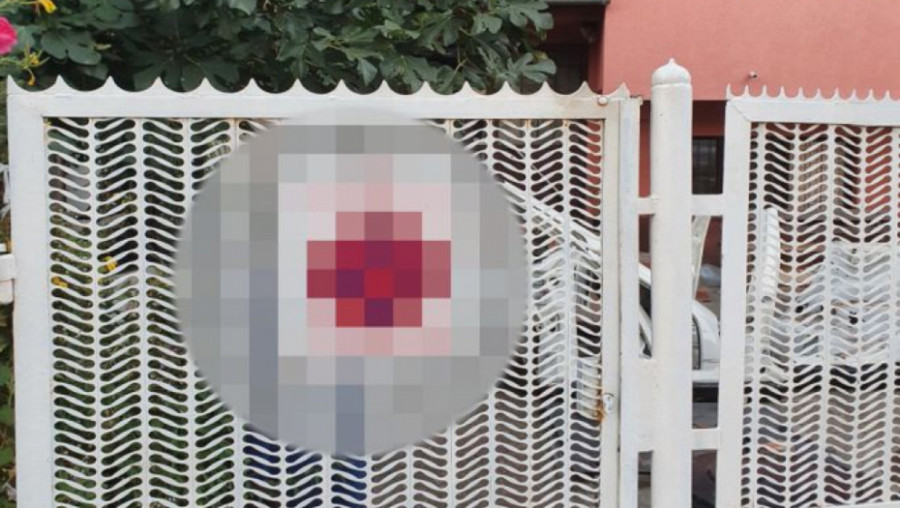 BJESNI NIŠLIJA OKAČIO HIT PORUKU NA KAPIJI Teško da biste se ikada ovdje parkirali(FOTO)