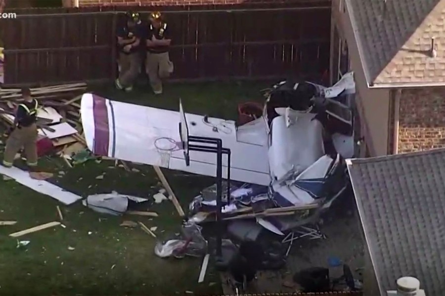 VOJNI AVION SE SRUŠIO na kuću u Teksasu, prijavljeno više nesreća