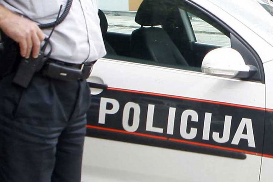 DRAMA U KUPRESU Kombi sa migrantima probio policijsku blokadu, policajci povrijeđeni