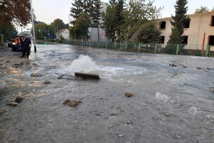 HAOS U ZAGREBU! Dio grada poplavljen, voda tekla satima, dizala asfalt na ulicama