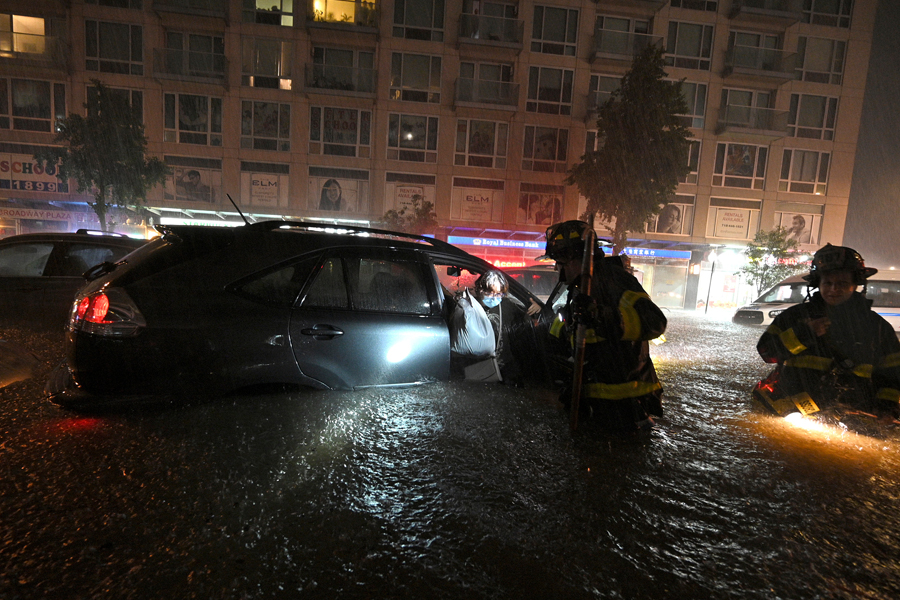 SAD: POPLAVE U NJUJORKU, požari u Sijera Nevadi (VIDEO)