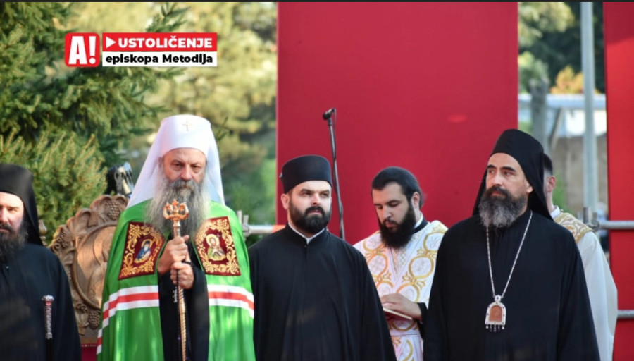 (UŽIVO) USTOLIČENJE EPISKOPA METODIJA Sve je spremno, vjerni narod ide ka Beranama, odjekuju gusle, vijore se srpske zastave! (VIDEO)