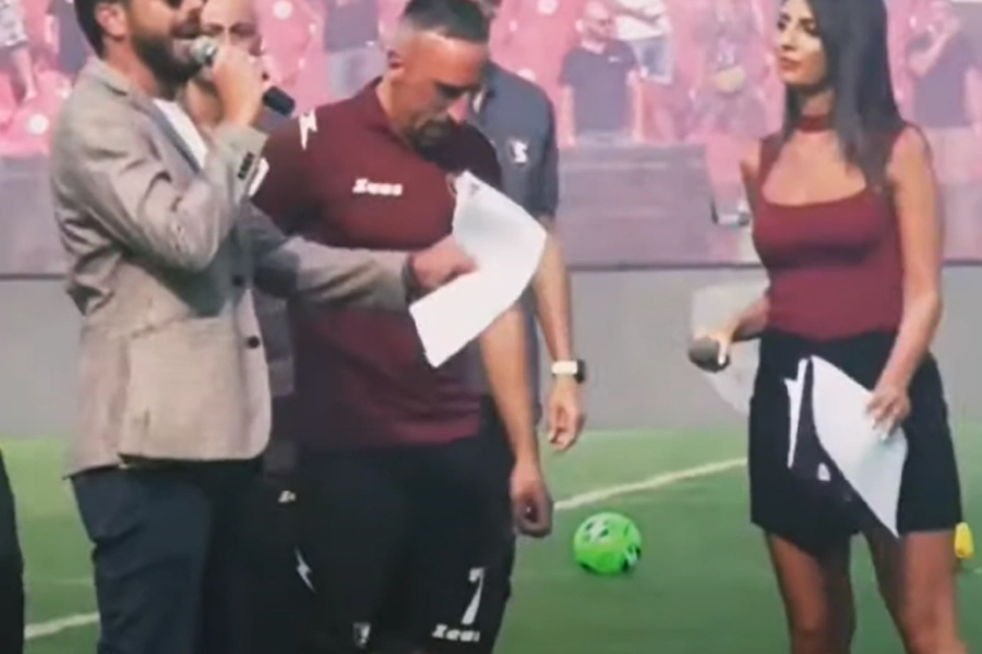 MA KAKAV RIBERI, ONA JE ZVIJEZDA! Francuz stigao kao veliko pojačanje, ali sve su oči bile uprte u nju (FOTO/VIDEO)