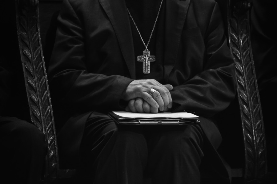 BISKUP SE ZALJUBIO u autorku erotskih romana, pa podnio ostavku