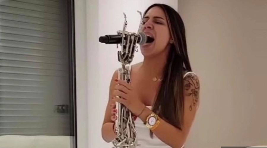 SANDRA AFRIKA PJEVA UŽIVO Svi komentarišu njeno izvođenje velikog rok hita