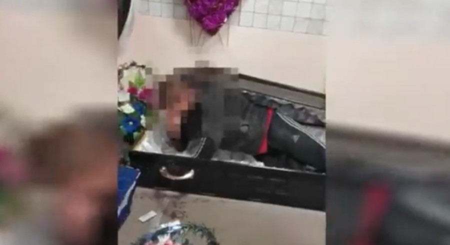 PIJAN PROVALIO U PRODAVNICU pogrebne opreme, zaspao u sanduku