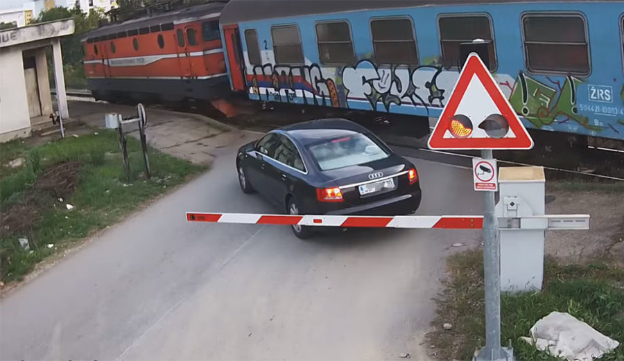IZBJEGNUTA TRAGEDIJA Neodgovorni vozač ignorisao rampu na pružnom prelazu