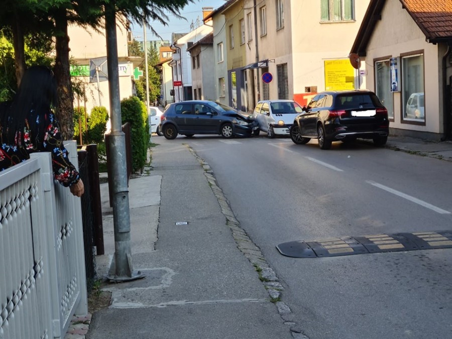 BANJA LUKA: Sudarili se u raskrsnici. Ko nije poštovao saobraćajne znakove?