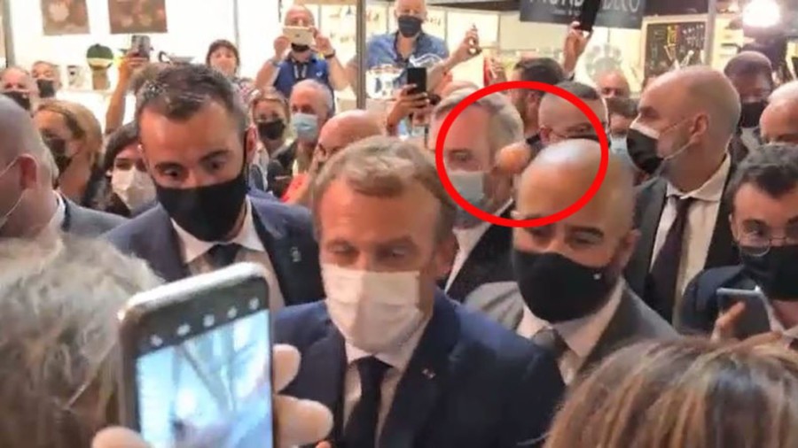 FRANCUSKI PREDSJEDNIK Makron pogodjen jajetom na sajmu domaće hrane (VIDEO)