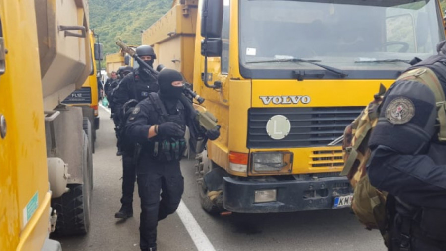 ALBANSKI SNAJPERISTA NIŠANI SRBE Smjena pripadnika ROSU na prelazu Jarinje (FOTO)