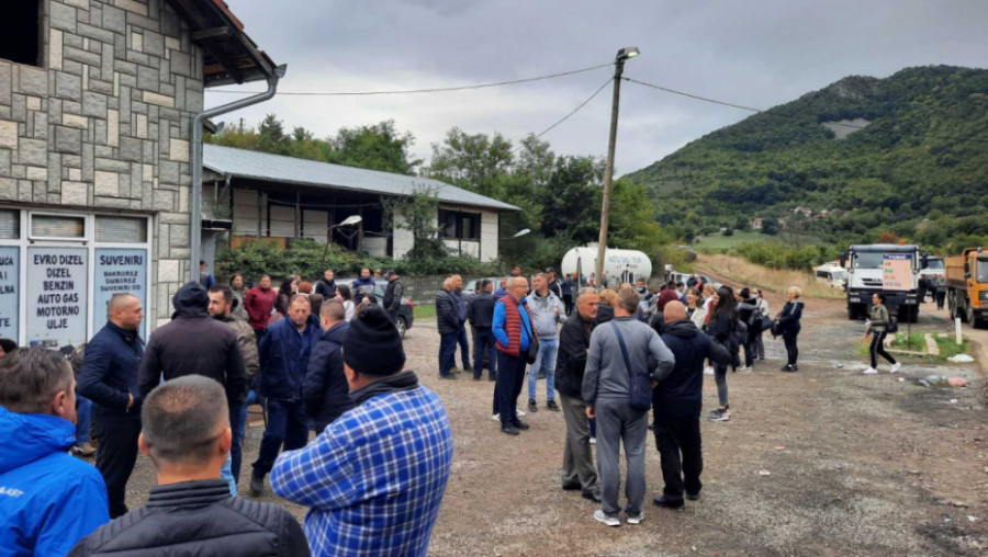 SRBI SE OKUPLJAJU NA JARINJU Ponijeli hranu i toplu odjeću, ne namjeravaju da napuste proteste! (FOTO)