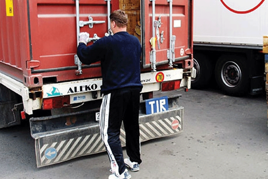 TRGOVINSKI DEFICIT u avgustu iznosio 517 miliona KM