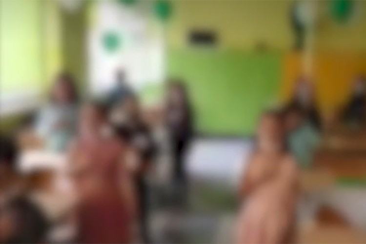 Učiteljicu uhvatili s učenikom: Našli im i eksplicitine sadržaje