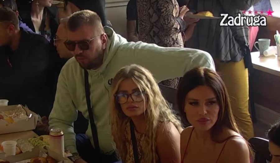 JUČE JE PAO PRVI POLJUBAC, A SADA SE VEĆ PONAŠAJU KAO PAR! Janjuš Marijanu ni na trenutak ne ostavlja samu (VIDEO)