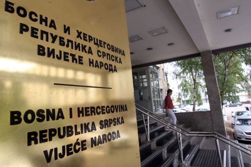 I KLUB HRVATA U VIJEĆU NARODA RS pokreće postupak zaštite vitalnog interesa na Zakon o ćirilici