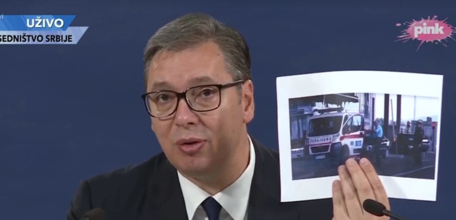 VUČIĆ POKAZAO ZAUSTAVLJENO VOZILO HITNE POMOĆI Skinuli su tablice sanitetu suverene države