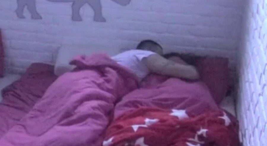 KAMERE ZABILJEŽILE SVAKI TRENUTAK! Filip Car uletio kod Sandre u krevet i nije mogao da se suzdrži, cimerima popustile kočnice!