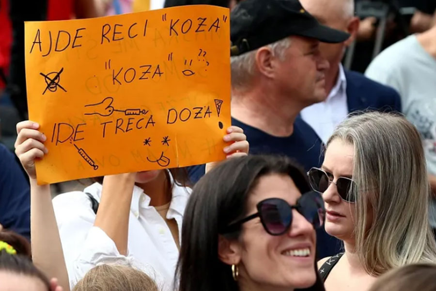 HRVATSKA Hiljade ljudi na Trgu u Zagrebu. Pogledajte transparente protesta (FOTO GALERIJA)