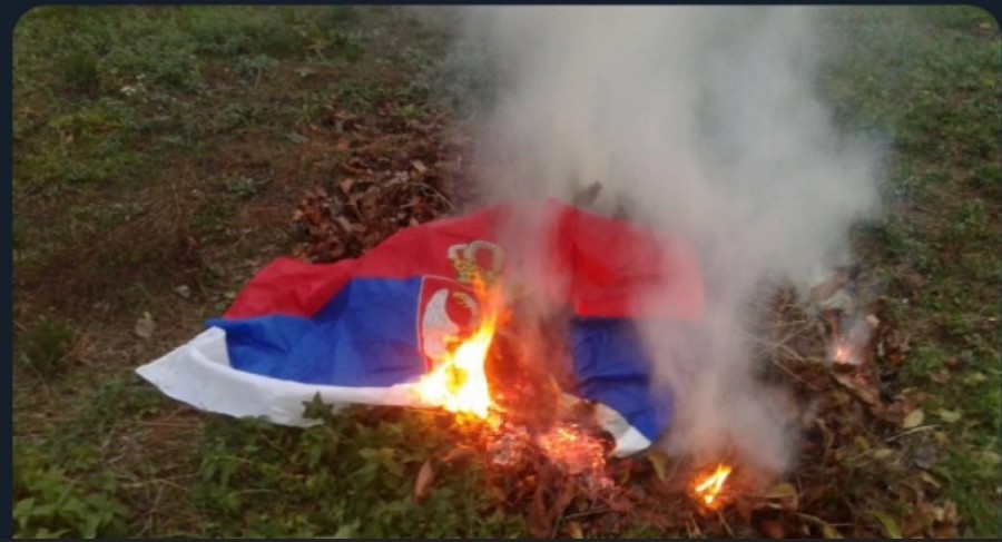 GNUSNA OBJAVA UOČI PRAZNIKA Tviteraš postavio fotografiju spaljene srpske zastave! (FOTO)