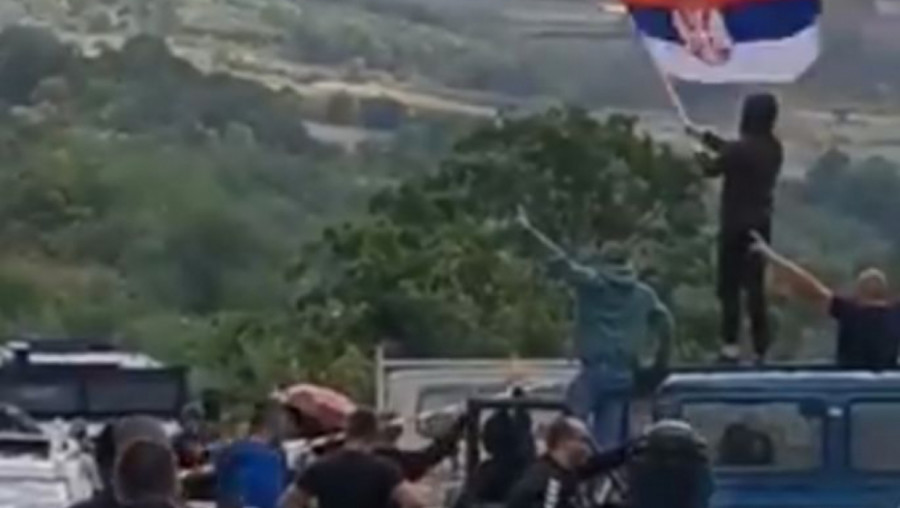 SRPSKA ZASTAVA SE VIJORI NA JARINJU Narod izražava svoje nezadovoljstvo, dok Rosu bespomoćno gleda (VIDEO)