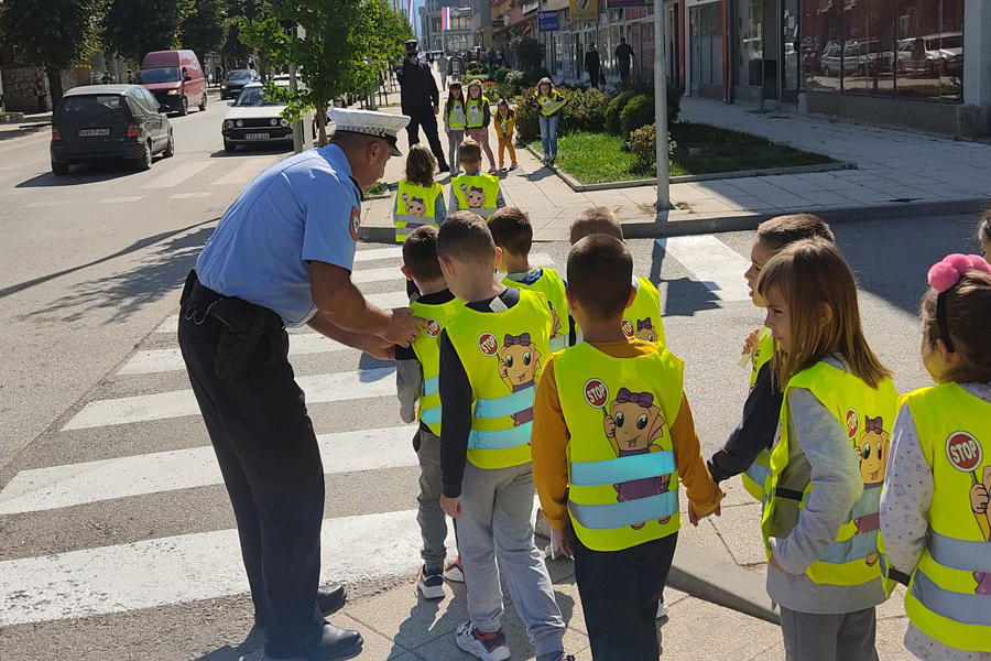 FOČA Policajci pokazali prvačićima kako bezbjedno učestvovati u saobraćaju (FOTO)