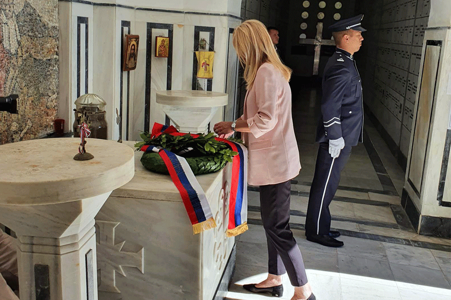 CVIJANOVIĆEVA se upisala u knjigu žalosti kod Mauzoleja srpskih ratnika (FOTO)