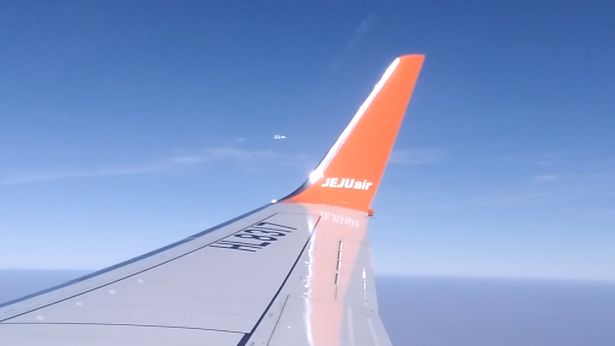NEMA OBJAŠNJENJA: Iz aviona snimio letjelicu koja se rastavila na šest dijelova i nastavila da leti (VIDEO)