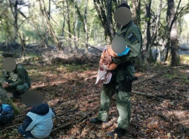 DJEVOJČICA I BEBA ZATEČENE U GRUPI MIGRANATA, puštene iz bolnice! (FOTO)