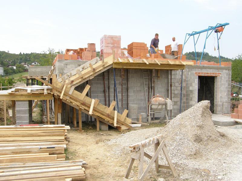 CIJELI REGION SE SMIJE OVOJ KUĆI: Svi se pitaju da li su majstori bili pijani dok su je gradili (FOTO)