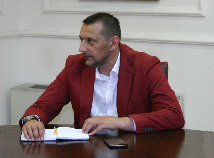 ODBORNIK SNSD-A UMJESTO U IZOLACIJU OTIŠAO U BUDVU Popović prekršio mjere!